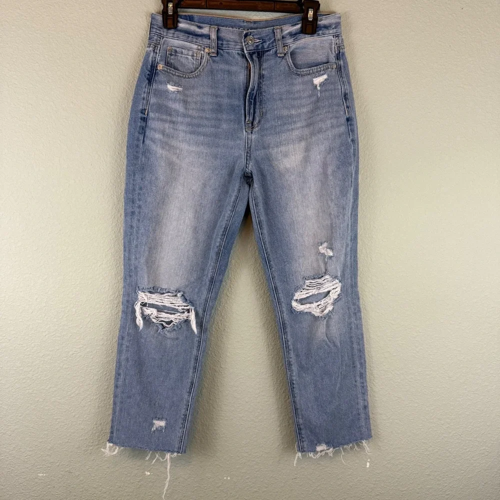 American Eagle High Waisted Mom Jeans Size 4 Short Light Wash Distressed Raw Hem